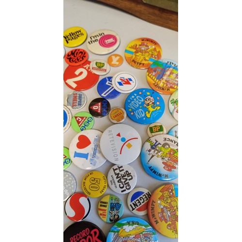 32 - Selection of vintage badges