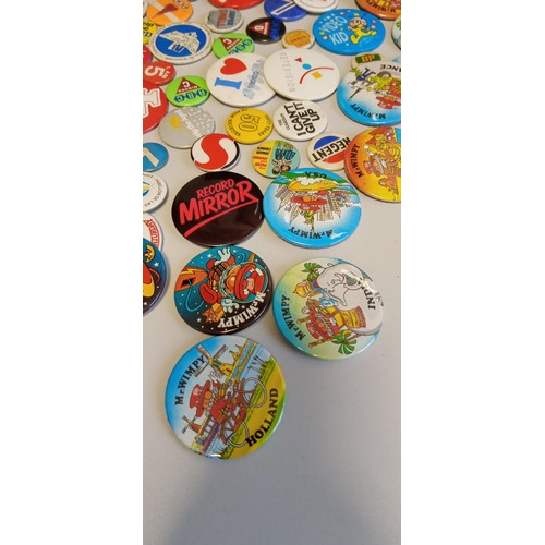 32 - Selection of vintage badges