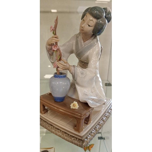 44 - Lladro Geisha Flower Arranger figurine 4840