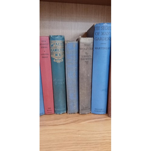 146 - Selection of vintage books