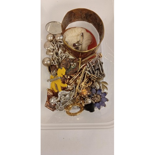 136F - Selection of jewellery from a deceased estate