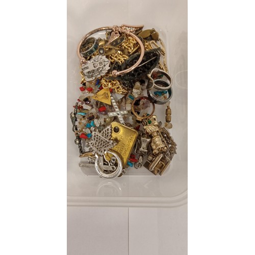 136F - Selection of jewellery from a deceased estate