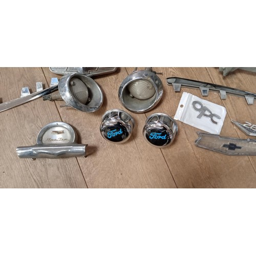 134 - Selection of Ford & Mustang badges, grilles and lights