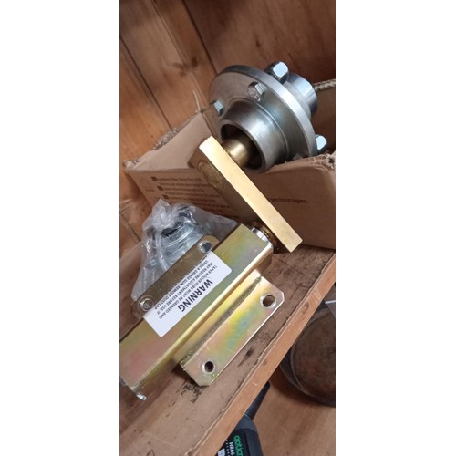 165 - Pair of brand new 250Kg trailer suspension and hubs