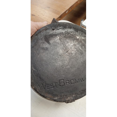 171 - Cast iron skillet stamped West Bromwich Siddon does have a crack on the side a/f