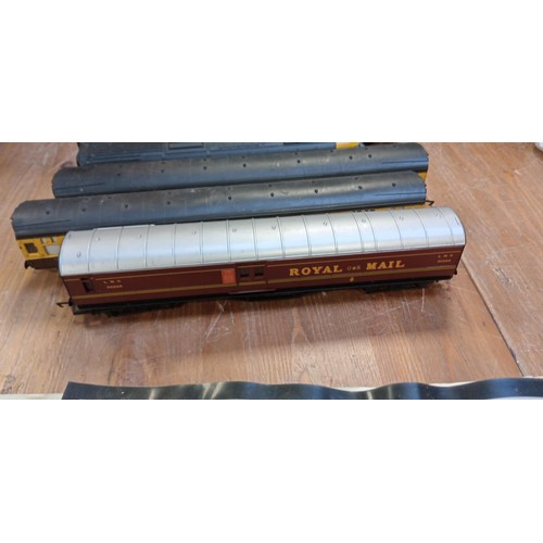 230 - Selection of railway carriages and more