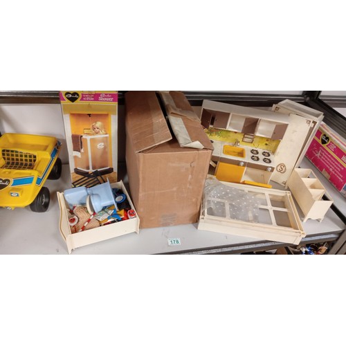 178 - Vintage Sindy dolls house accessories to include furniture and car