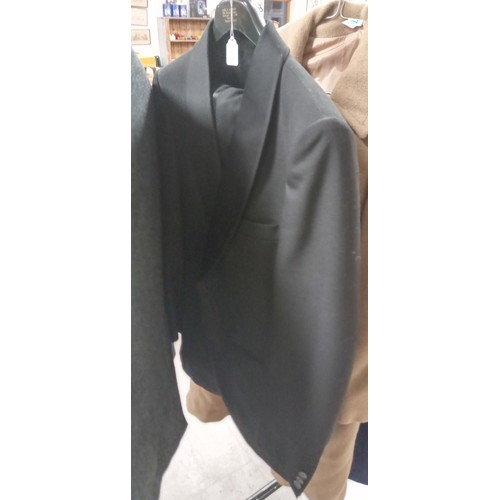 256 - 5 Men's suits to include pure wool jackets