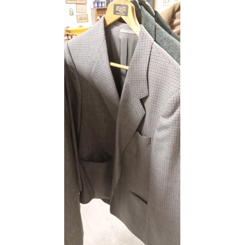 256 - 5 Men's suits to include pure wool jackets