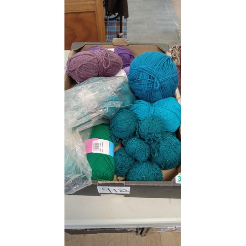 319 - Box of wool