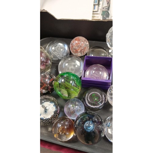 367 - Tray of paperweights