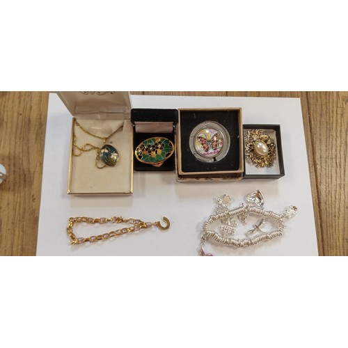 15 - Selection of vintage fashion/costume jewellery plus a handbag hanger