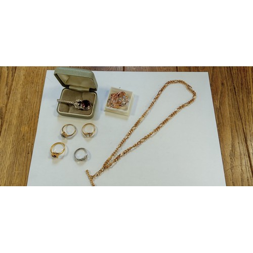 18 - Selection of costume/ fashion jewellery to include necklace, rings and brooches