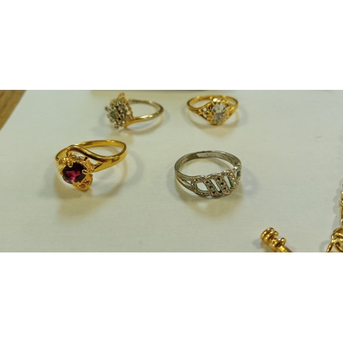 18 - Selection of costume/ fashion jewellery to include necklace, rings and brooches