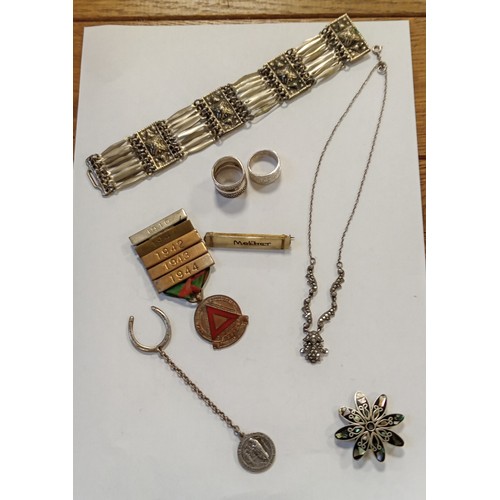 35 - Selection of jewellery to include bracelet, rings and brooches