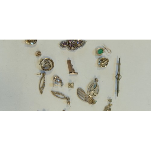 44 - Selection of mainly silver jewellery weighing 46g approx.