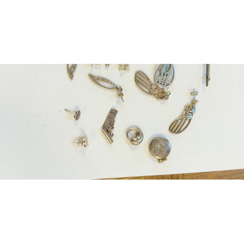 44 - Selection of mainly silver jewellery weighing 46g approx.