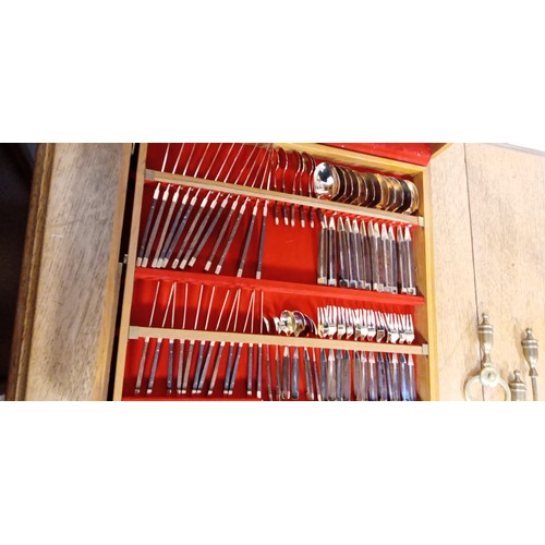 81 - Vintage wooden canteen with brass coloured cutlery