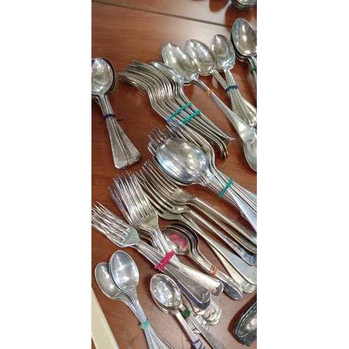 127 - Selection of vintage cutlery to include knives, forks, spoons and more