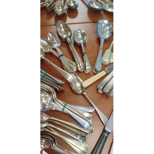 127 - Selection of vintage cutlery to include knives, forks, spoons and more