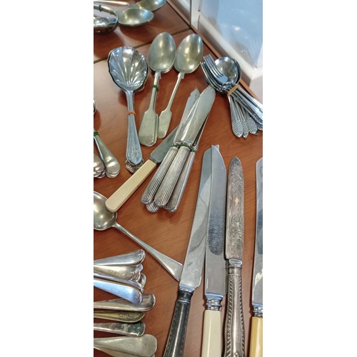 127 - Selection of vintage cutlery to include knives, forks, spoons and more