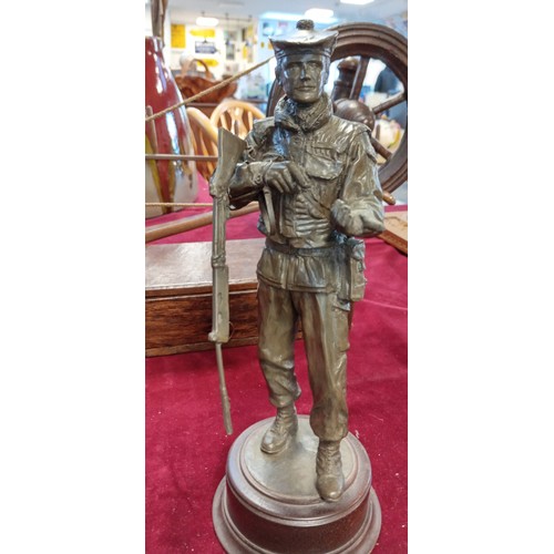 113 - 4 Peter Hicks resin soldier statues as found