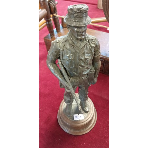 113 - 4 Peter Hicks resin soldier statues as found