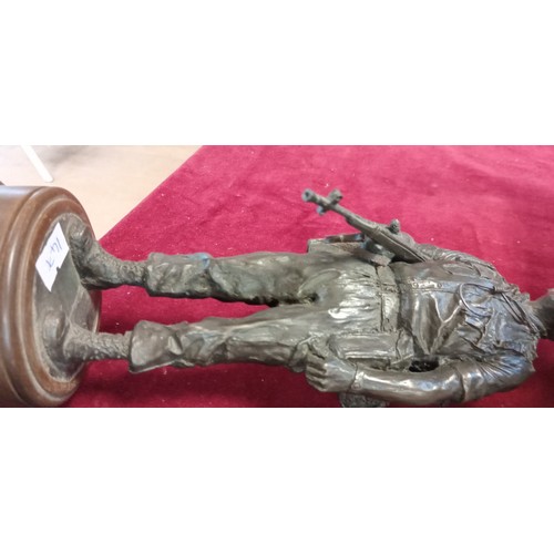 113 - 4 Peter Hicks resin soldier statues as found