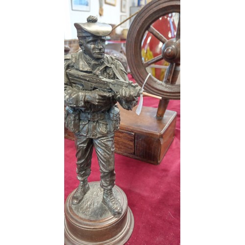 113 - 4 Peter Hicks resin soldier statues as found