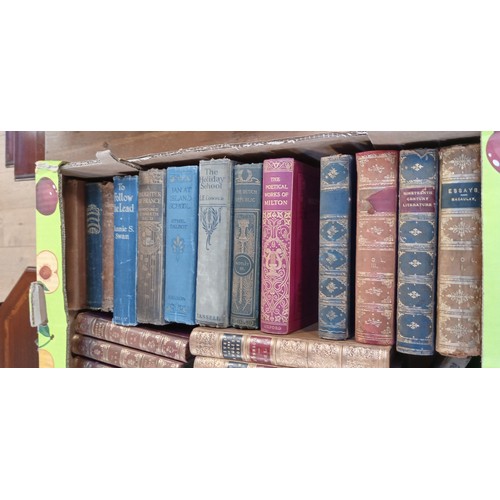 396 - 27 volumes of old decorative books