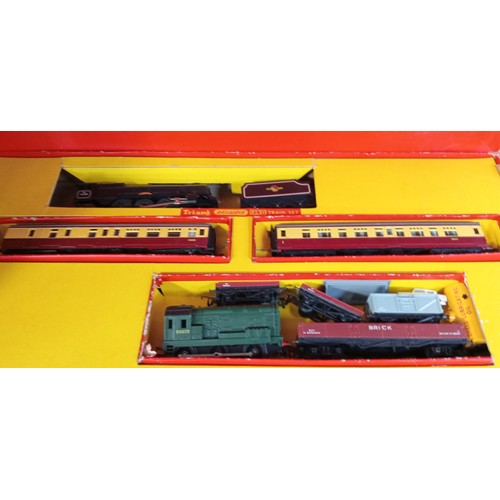 142 - Triang 00-gauge engine carriages and more