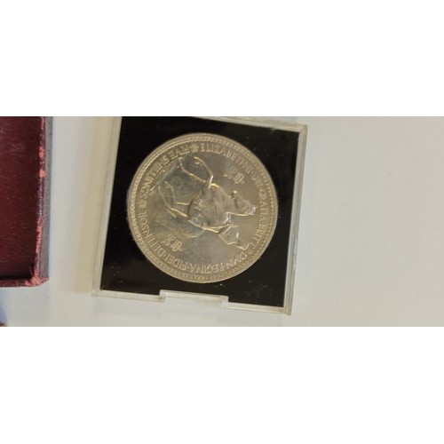 28 - 2 Festival of Britain crowns 1951, Churchill coin and 5 shilling ER coin