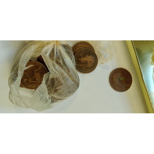 33 - Large selection of vintage British coins to include ten shilling note
