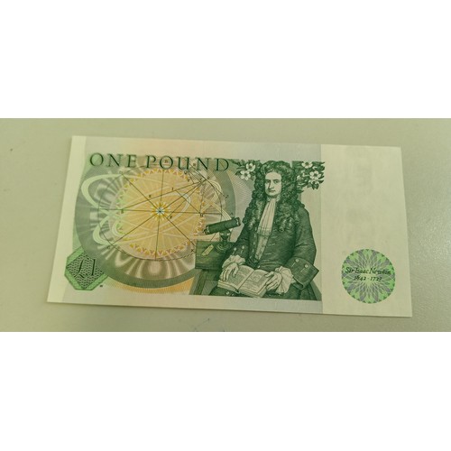 40 - The last issue of British £1 note series D pictorial issue uncirculated plus 11 bank of England £1 n... 