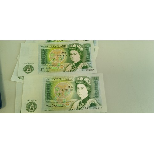 40 - The last issue of British £1 note series D pictorial issue uncirculated plus 11 bank of England £1 n... 