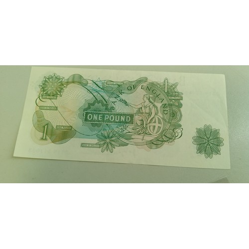 41 - National Commercial bank of Scotland £1 note 1968 with Forth Road Bridge plus bank of England £1 not... 