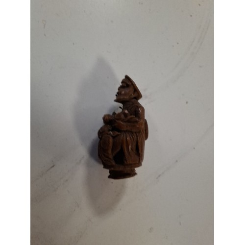 98 - Vintage hand carved egg shaped rosary beads and case, plus antique hand carved Coquilla Nut thimble ... 