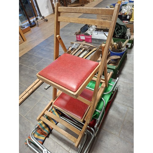 257 - 4 x folding chairs plus 2 x folding stools