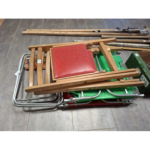 257 - 4 x folding chairs plus 2 x folding stools