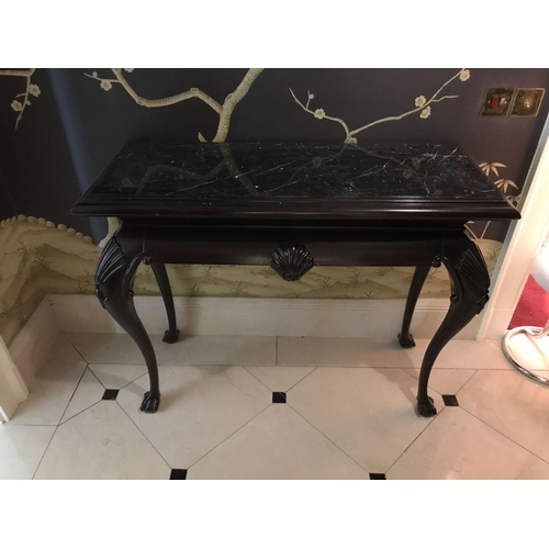 2022 - Ebonised Wood Marble Top Console Table The Apron With Shell Mask On Queen Anne Style Legs Terminatin... 