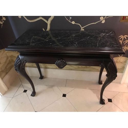 2022 - Ebonised Wood Marble Top Console Table The Apron With Shell Mask On Queen Anne Style Legs Terminatin... 