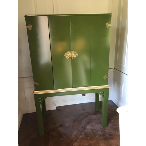 2095 - English Georgian Style Green Lacquered Chinoiserie Gilded Cocktail Cabinet Martini Bar Bifold Two Do... 