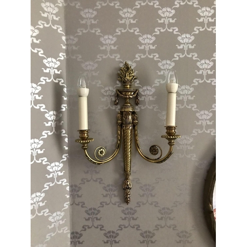 2175 - A Pair Of English Georgian Style Brass 2 Arm Wall Sconces With Vasiform Backplate 26 x 40cm (Room 42... 