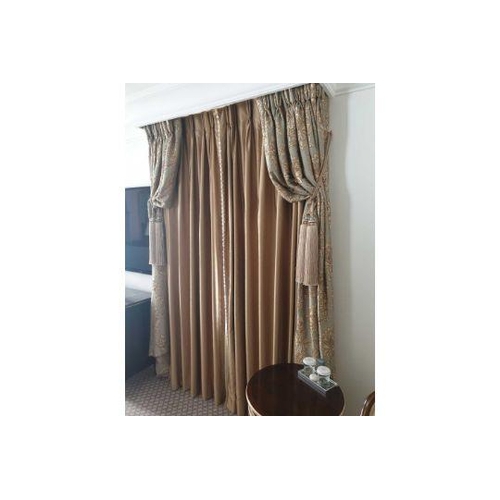 515a - A Pair Of Gold Silk Drapes With Crystal Bead Trim And Jabots With Tie Backs Span 150 x 260cm (Room 3... 