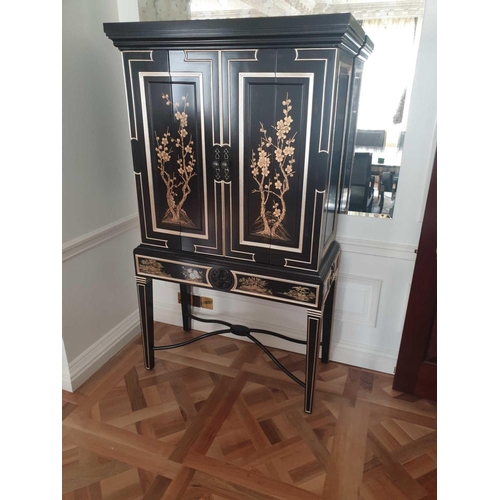 517 - English Georgian Style Black Lacquered Chinoiserie Gilded Cocktail Cabinet Martini Bar Bifold Two Do... 