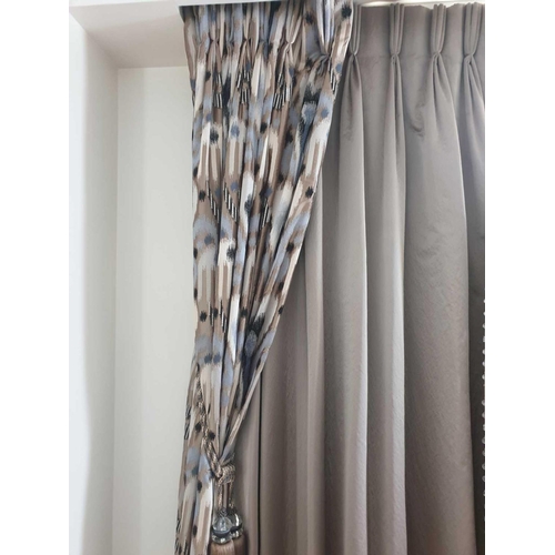 535 - A Pair Of Silk Drapes With Crystal Bead Trim And Aztec Style Jabots With Tie Backs Span 150 x 260cm ... 