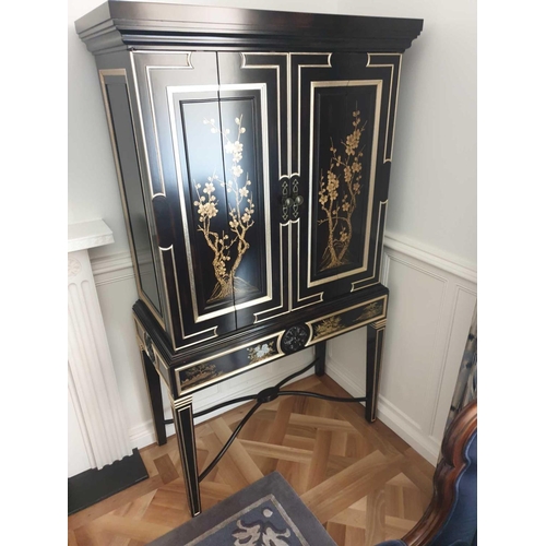 556 - English Georgian Style Black Lacquered Chinoiserie Gilded Cocktail Cabinet Martini Bar Bifold Two Do... 