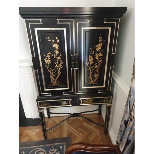 556 - English Georgian Style Black Lacquered Chinoiserie Gilded Cocktail Cabinet Martini Bar Bifold Two Do... 