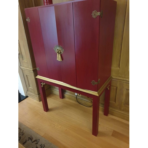 724 - English Georgian Style Red Lacquered Chinoiserie Gilded Cocktail Cabinet Martini Bar Bifold Two Door... 