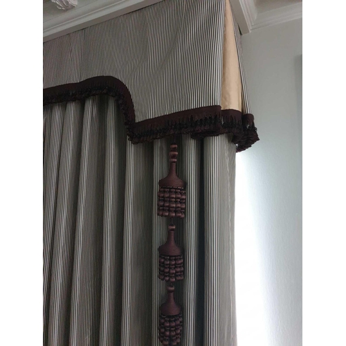 862 - A Pair Of Silk Fully Lined Drapes Complete With Curtain Ties And 2 Oriental Lantern Style Tassels In... 